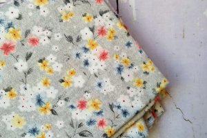 Бавовна для рукоділля квіти на сірий фон