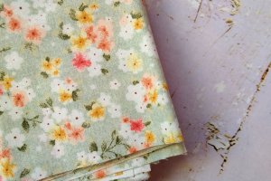 Тканина бавовна для рукоділля квіти на м'ятному фоні