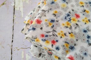 Бавовна тканина для рукоділля сині квіти на білому тлі.