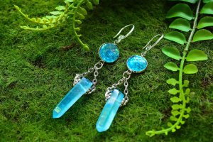Голубые сережки маятники из серебра и кристала кварца