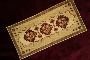 Вышитая декоративная салфетка на стол, на подарок, на комод