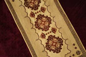 Вишита декоративна серветка на стіл, на подарунок, на комод - Опис
