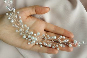 Веточка в прическе невесты на свадьбу, гребень, выпускной - Описание