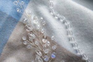 Гілочка в зачіску, прикраса для волосся на весілля - Опис