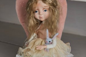 Интерьерная кукла: LOLA - Описание