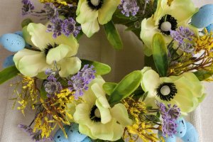 Пасхальный венок с белыми маками - Описание