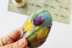 Валянное Пасхальное яйцо Крокусы - Описание