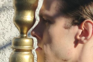 Дерев'яний свічник з профілем обличчя - Опис