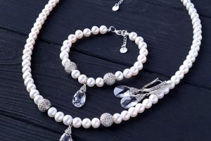 Розкішне кольє з натуральних перлів та кристалу Swarovski - Опис