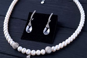 Кольє з натуральних перлів та сережки з кристалами Swarovski - Опис