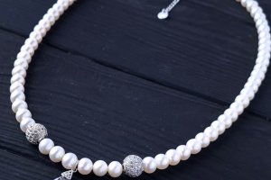 Кольє з натуральних перлів та сережки з кристалами Swarovski - Опис