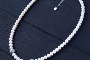 Кольє з натуральних перлів та сережки з кристалами Swarovski - Опис