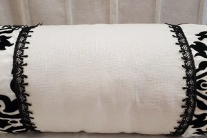 Набір декоративних подушок та валиків у чорно-білому кольорі. - Опис
