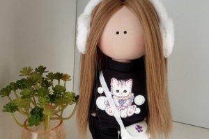 Інтер"єрна лялька ручної роботи в спортивному костюмі - Опис