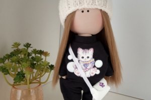 Інтер"єрна лялька ручної роботи в спортивному костюмі - Опис