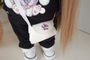 Інтер"єрна лялька ручної роботи в спортивному костюмі - Опис