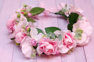 Объемный розовый венок веночек с цветами  - Описание