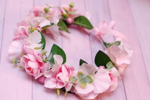 Объемный розовый венок веночек с цветами  - Описание