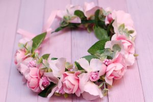 Объемный розовый венок веночек с цветами  - Описание