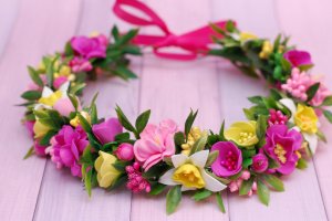 Яскравий весняний віночок жовто-рожево-малиновий