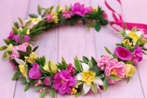 Яскравий весняний віночок жовто-рожево-малиновий - Опис