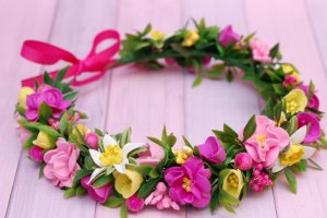 Яскравий весняний віночок жовто-рожево-малиновий - Опис