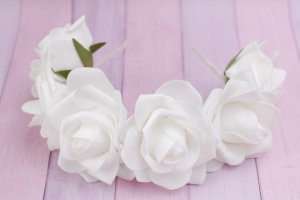 Обруч обідок з великими білими трояндами - Опис