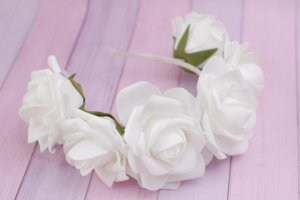 Обруч обідок з великими білими трояндами - Опис