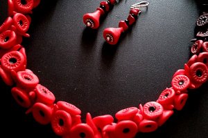 Чорно-червоне кольє з полімерної глини Гвоздики - Опис