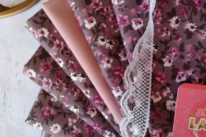 Бавовна для рукоділля дрібні квіточки на курному і фіолетовому фоні