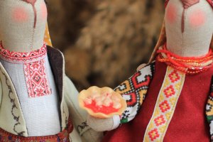 Зайці в національному вбранні-сувенір з душею України - Опис