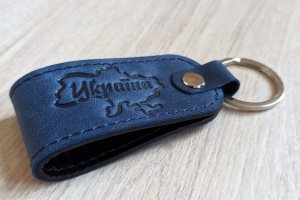 Сувенір брелок для ключів Україна карта шкіра - Опис