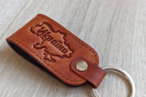 Сувенір брелок для ключів Україна карта шкіра чоловічий - Опис