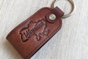 Сувенір брелок для ключів Україна карта шкіра подарунок - Опис
