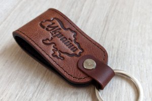 Сувенір брелок для ключів Україна карта шкіра подарунок - Опис