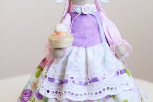 Зайка пасхальная «Хозяюшка  в сиреневом» - Описание