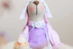 Зайка пасхальная «Хозяюшка  в сиреневом» - Описание