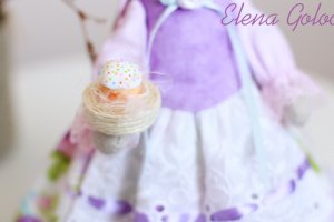 Зайка пасхальная «Хозяюшка  в сиреневом» - Описание