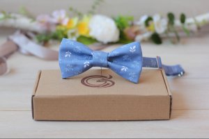 Галстук-бабочка голубой с рисунком "Веточки"