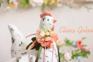 Великоднева курочка   Персикова  з текстильным яйцями  - Описание