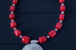 Намисто з натуральних коралів з підвіскою - Опис