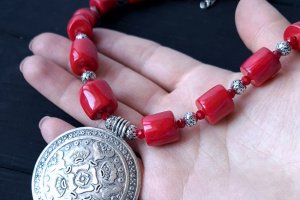 Намисто з натуральних коралів з підвіскою - Опис