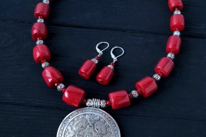 Намисто з натуральних коралів з підвіскою - Опис