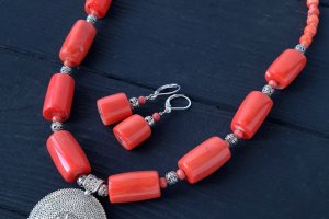 Работа Колье из натуральных кораллов с подвеской и серьгами.