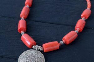 Кольє з натуральних коралів з підвіскою та сережки - Опис