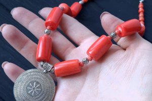 Кольє з натуральних коралів з підвіскою та сережки - Опис