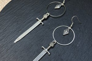Робота Сережки-підвіски з мечами та кільцями