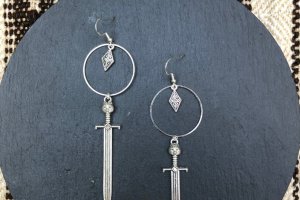Сережки-підвіски з мечами та кільцями - Опис