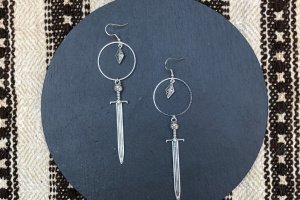Сережки-підвіски з мечами та кільцями - Опис