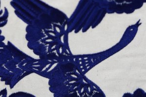 Шопер-унисекс из бежевой саржи и вышитыми журавлями - Описание